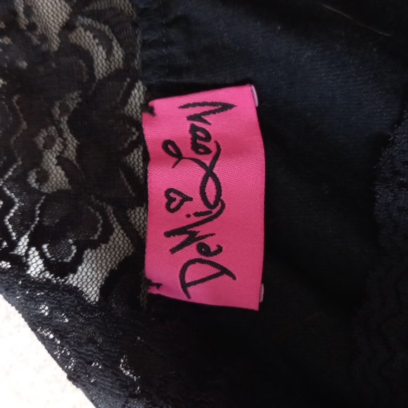 Black shirt with wings with open slots in back - Picture 5 of 5